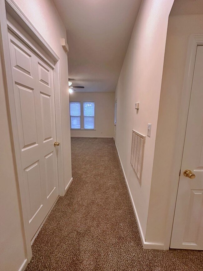 Building Photo - Bellevue - 2 Bedroom Apartment