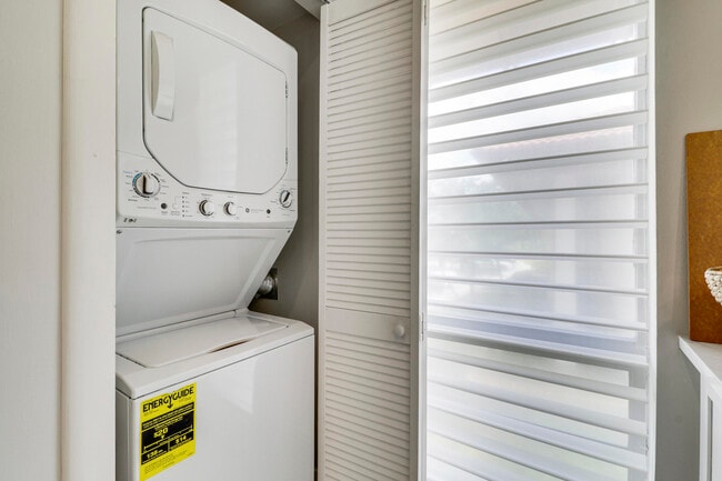 Building Photo - 438 Brackenwood Ln S