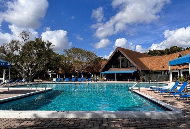 Building Photo - 3670 Inverrary Dr