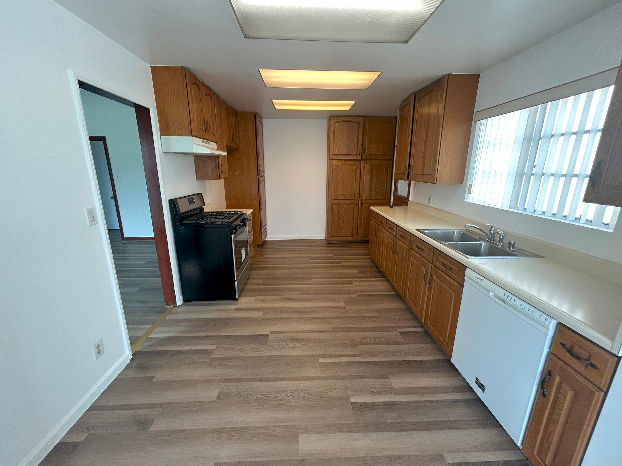 Kitchen Galley - 643 Manchester Ter