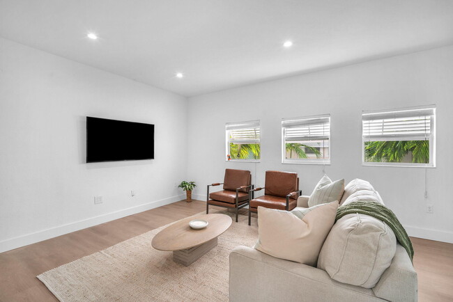 Building Photo - 477 NE 1st St