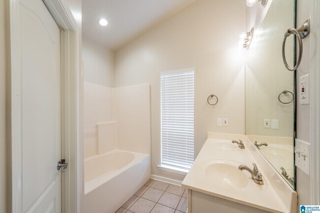 Building Photo - 4832 Longmeadow Dr