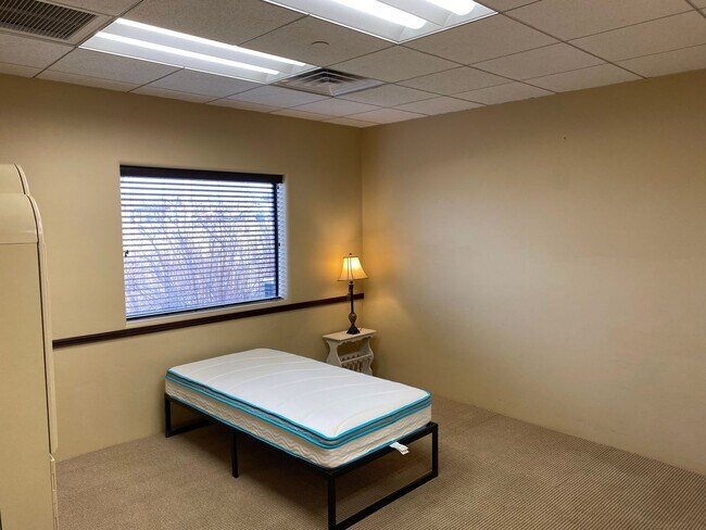 Building Photo - Large 1 bed / 1 bath Condo on North End of...