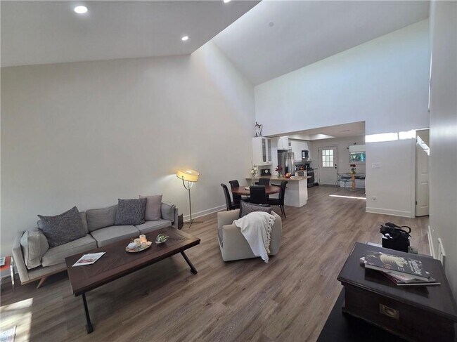 Building Photo - 603 Serramonte Dr