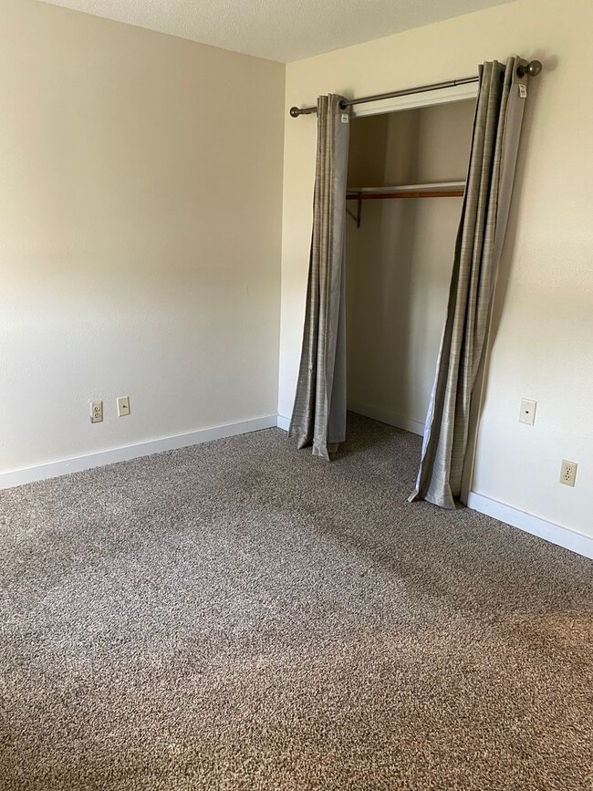 Building Photo - 2 Bed 1 Bath LAKE RENTAL