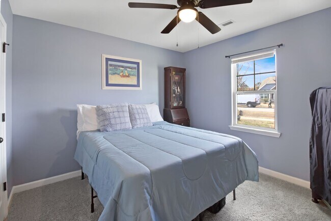 Building Photo - Gorgeous Home Off of Burgaw HWY