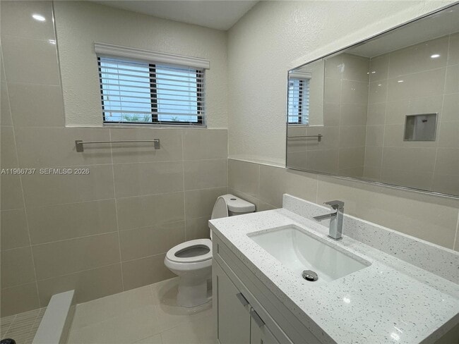 Building Photo - 2202 San Remo Cir