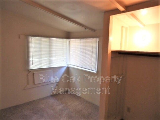 Building Photo - 605 W 6th St