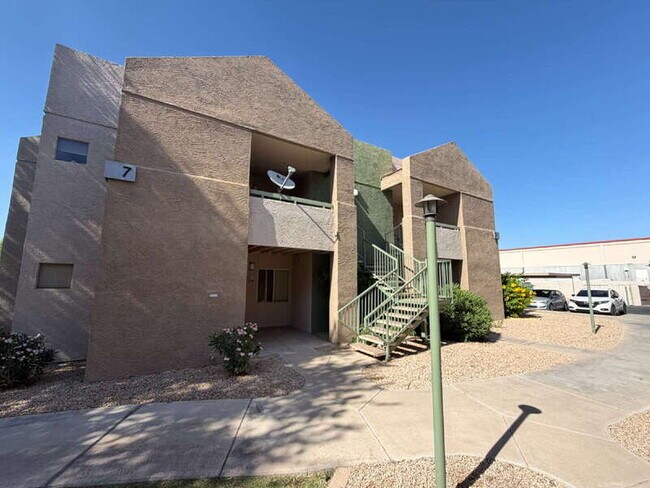 Building Photo - 1295 N Ash St