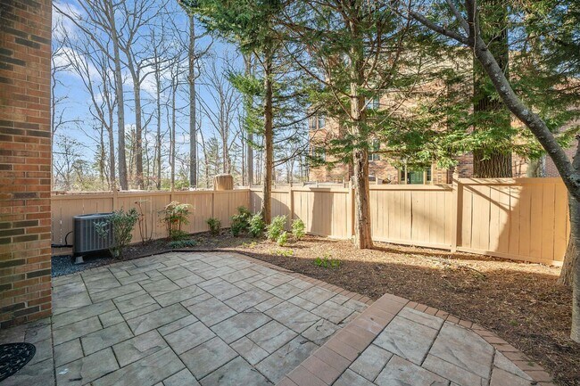 Building Photo - 4 Bedroom, 3.5 Bath Furnished Townhouse Available