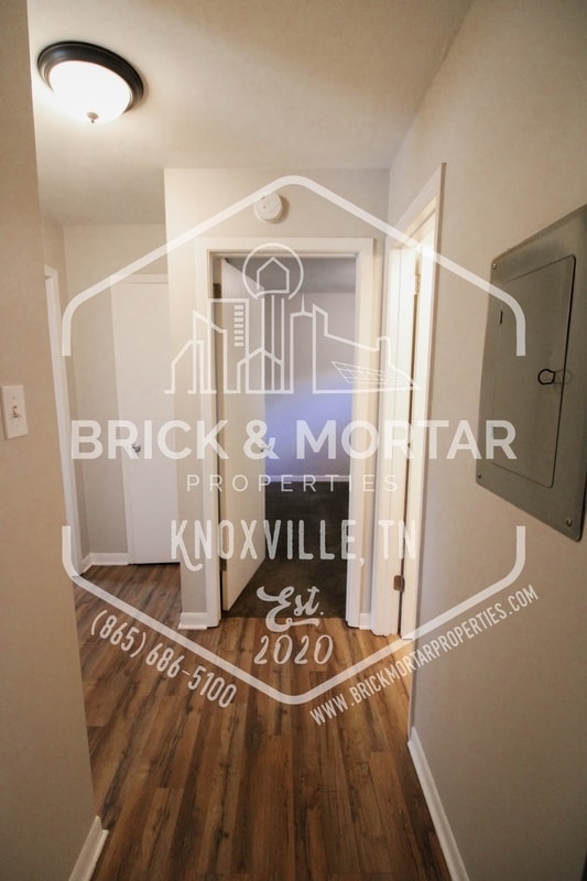 Building Photo - 511 S Cedar St