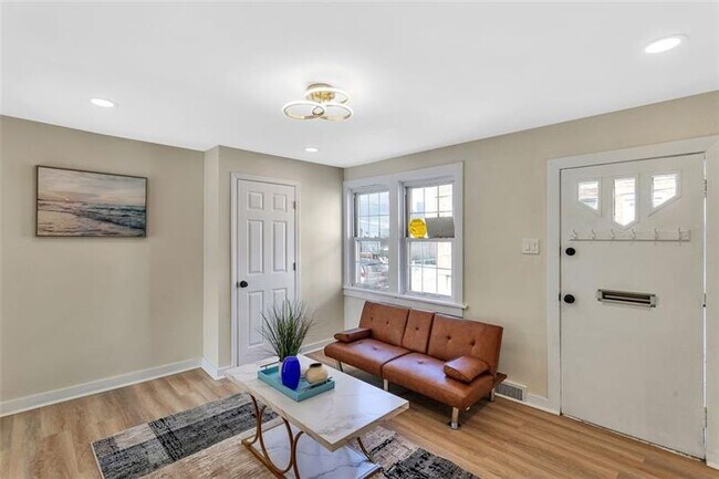 Building Photo - 407 Short Canal St