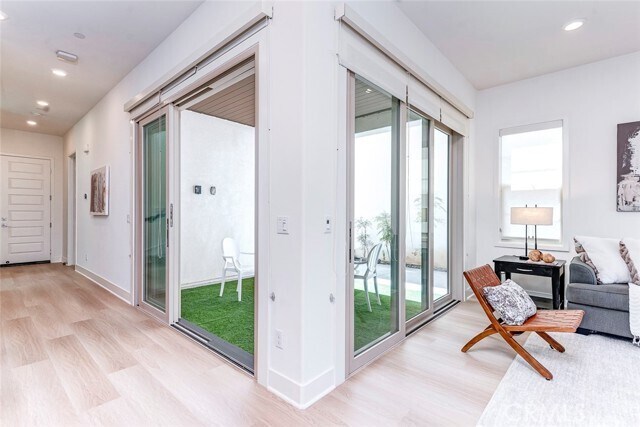Building Photo - 168 Scale