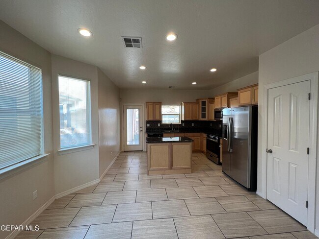 Building Photo - 147 N Manzanita Dr