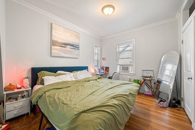 Building Photo - 66 Mozart St