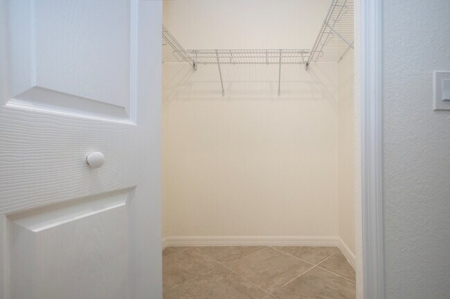 Building Photo - Riverfront Condo - 2 bed - 2 bath for rent