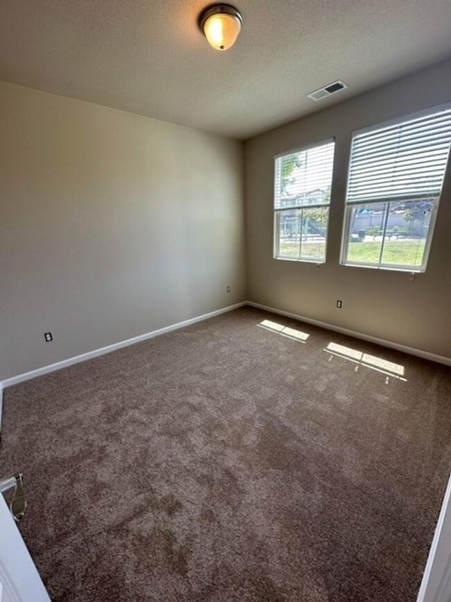Building Photo - Newer 4 bedroom 3 bath home available