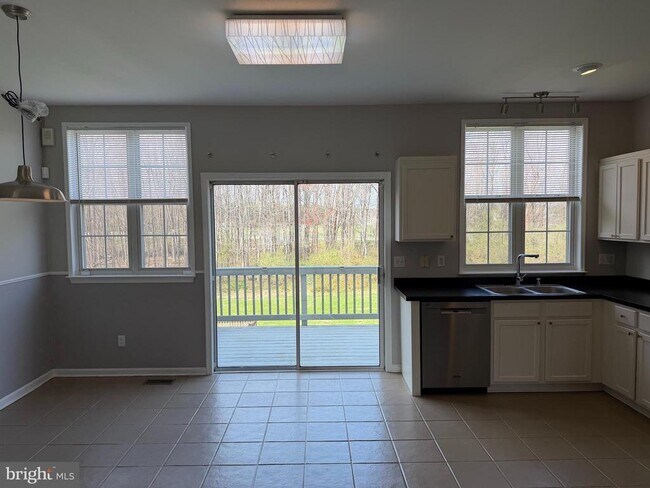 Building Photo - 25 Shawn Ln