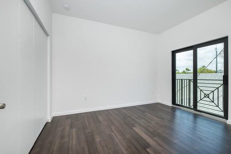 Building Photo - 1036 NE 33rd St