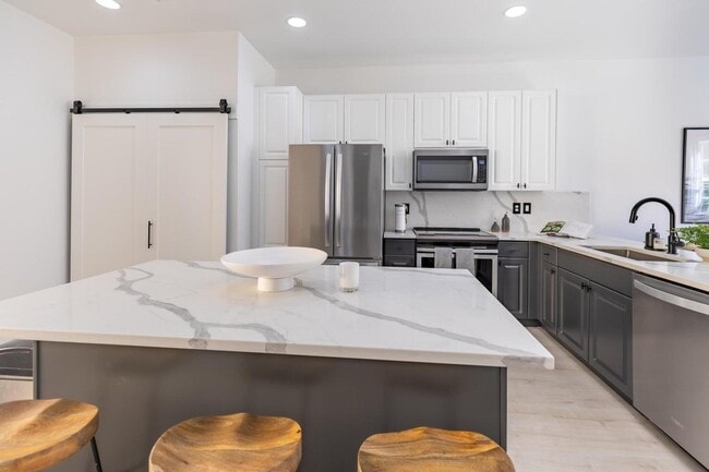 Building Photo - 72 SE 6th Ave