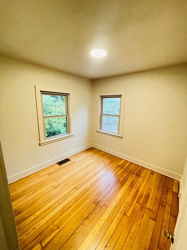 Building Photo - 1100 32nd St