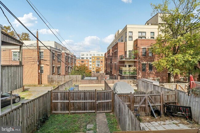 Building Photo - 250 Lynhaven Dr