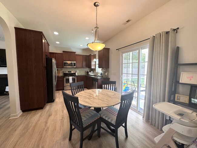 Building Photo - Beautiful home! Minutes to Surf City!