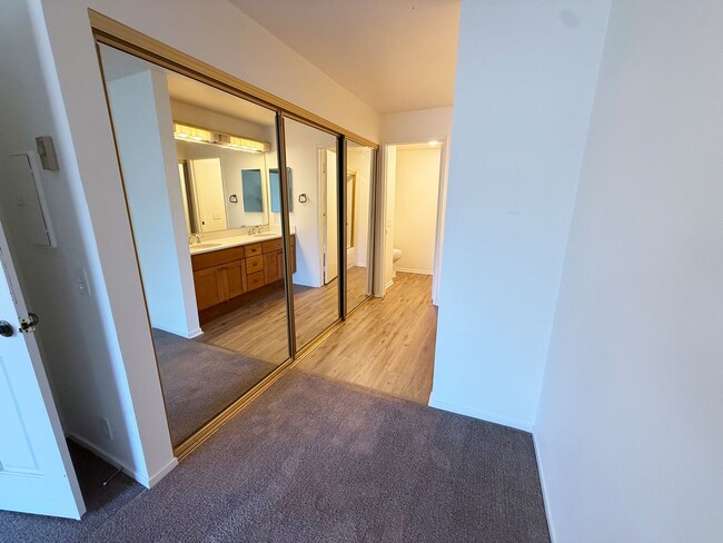 Building Photo - Spacious 2 Bed / 2 Bath Condo in Prime UTC/La Jolla Location!