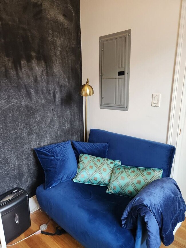 Building Photo - Versatile Top Floor 2 Bd 1 Bath With Offic...