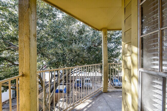 Building Photo - 11201 Lynbrook Dr