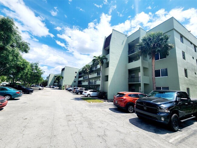 Building Photo - 1638 Embassy Dr