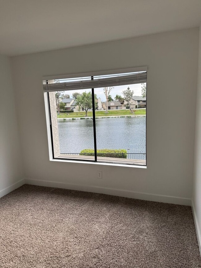 Building Photo - Condo with Amazing Lake View!