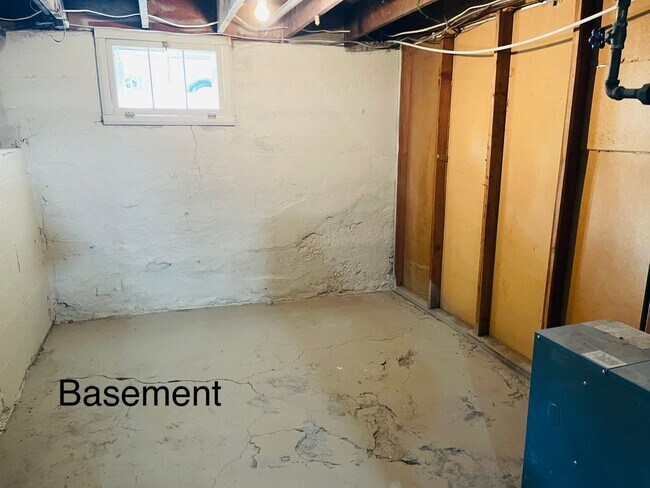 Building Photo - Pet Friendly 4 bedroom 1 bath