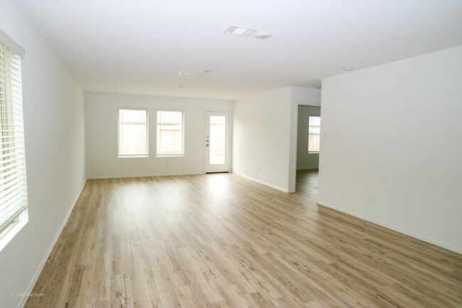 Building Photo - 21811 Hickory Spgs Ct