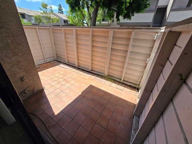 Building Photo - Beautifully Renovated Ground-Floor 2 Bedroom – Over 900 Sq. Ft.!