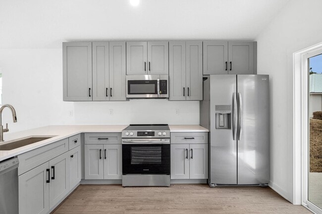 Building Photo - 972 W 9th St