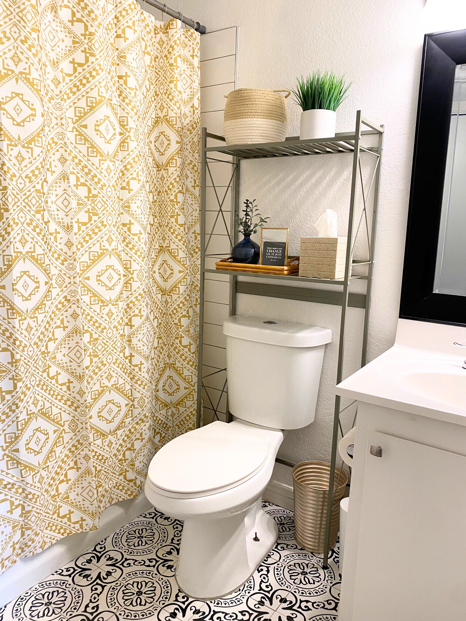 Hall bath with tub - 1778 W 28th St