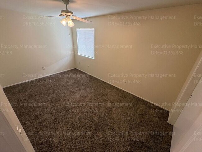 Building Photo - 2 bedroom 1.5 bathroom townhome located in a gated community near Hosking Ave/ S. Union Ave