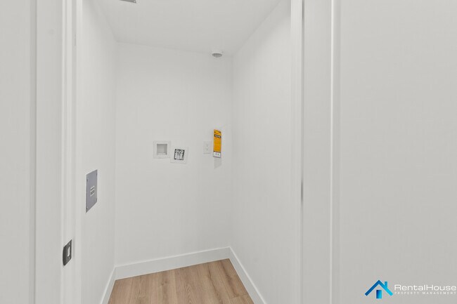 Building Photo - 2821-2822 Avenel St