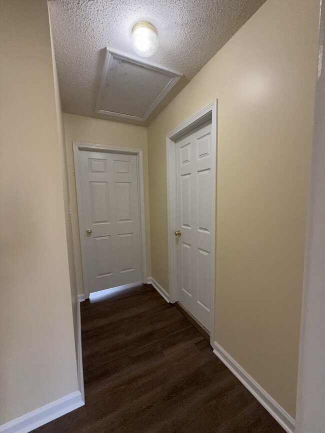 Building Photo - Three Bedroom Two and Half Full Bathroom R...