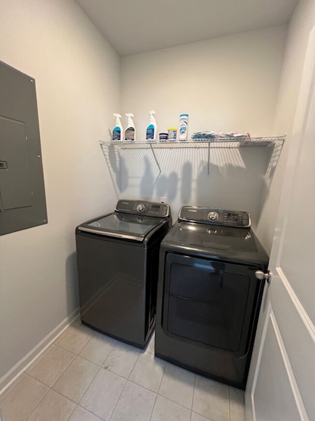 Building Photo - 3 Bedroom 2.5 Bath Townhouse In Marsh View...