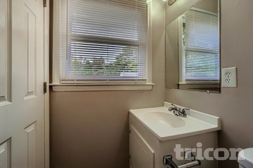 Building Photo - 5313 Larewood Dr