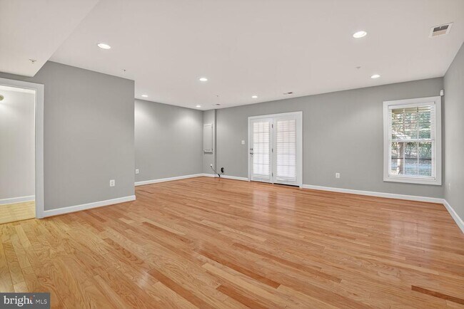 Building Photo - 6 Sharpstead Ln