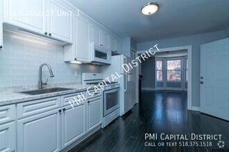 Building Photo - Luxurious, Modern 2 bedroom w/ Den and Cen...