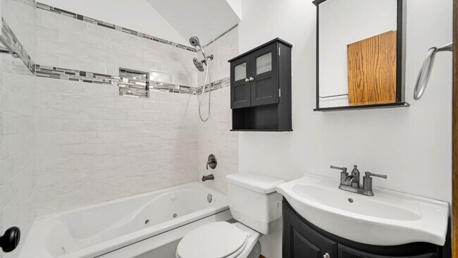 Building Photo - 2 Bedroom 1.5 Bathroom House for Rent!