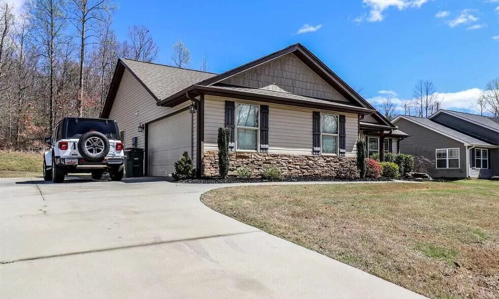 driveway with 2 car garage - 452 Bowers Rd