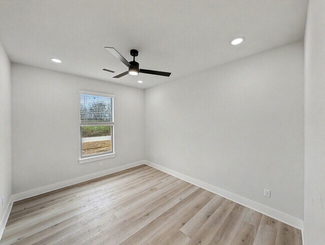 Building Photo - Beautiful New Build with Style