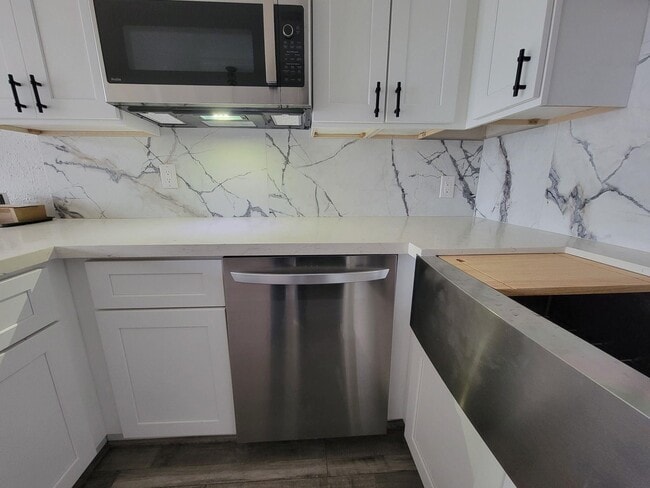 Building Photo - 6300 Seawall Blvd