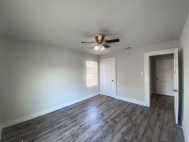 Building Photo - AVAILABLE NOW 2 BD/1 BA HOUSE FOR RENT! UN...