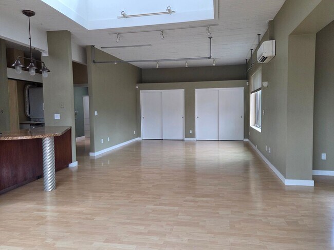 Building Photo - 750mon